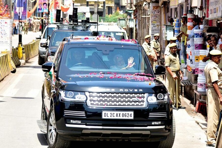  1. వారణాసి నుంచి రెండోసారి ఎంపీగా గెలిచిన నరేంద్ర మోదీ సొంత నియోజకవర్గంలో రోడ్‌షో నిర్వహించారు. (Image: PTI)