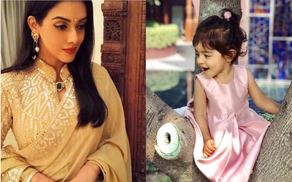 asin with her daughter