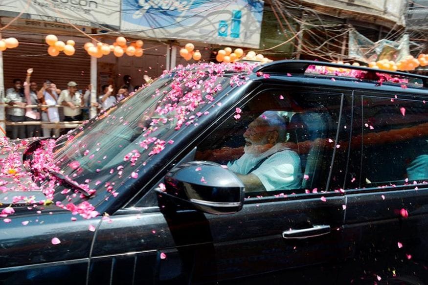 PM Modi in Varanasi, PM Modi, Kashi Vishwanath, Varanasi, PM Modi car, PM Modi Land Rover Range Rover Vogue, Land Rover Range Rover Vogue SE, Lok Sabha Elections 2019, lok sabha election results, పీఎం మోదీ, ప్రధాని నరేంద్ర మోదీ మోదీ, కాశీ విశ్వనాథ్, పీఎం మోదీ కార్, పీఎం మోదీ వాహనం, ల్యాండ్ రోవర్ రేంజ్ రోవర్ వోగ్ ఎల్డబ్ల్యూబీ, ల్యాండ్ రోవర్ రేంజ్ రోవర్