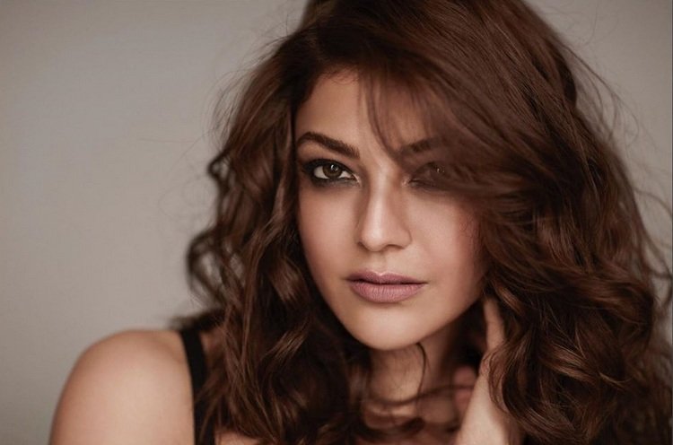 Sensational South Indian Actress Kajal Agarwal Hot and cute photos with killing looks pk.. కాజల్ అగర్వాల్.. ఈ పేరుకు ప్రత్యేకంగా పరిచయం అవసరం లేదు. కెరీర్ మొదలై 12 ఏళ్లైనా కూడా ఇప్పటికీ అదే జోరు చూపిస్తుంది ఈ అందాల చందమామ. ఇప్పటికీ వరస సినిమాలతో రప్ఫాడిస్తూనే ఉంది. ముఖ్యంగా అమ్మడు ఫుల్ గ్లామర్ పోజులతో వానవిల్లులా అలా ఉన్న చందమామను చూసి కుర్రాళ్ల మతులు చెడిపోతున్నాయి. సింపుల్గా చూపులతోనే చంపేస్తుంది ఈ ముద్దుగుమ్మ. చిన్న హీరోలతో పాటు పెద్ద సినిమాలతోనూ బిజీగా ఉంది కాజల్ అగర్వాల్. kajal aggarwal,kajal aggarwal twitter,kajal aggarwal instagram,kajal aggarwal sita movie,kajal aggarwal sita movie promotions,kajal aggarwal hot,kajal aggarwal hot photos,kajal aggarwal killing looks,kajal aggarwal new photoshoot,kajal aggarwal hot saree,kajal aggarwal twitter,kajal aggarwal sexy photos,kajal aggarwal marriage,kajal aggarwal pelli,kajal marriage,kajal aggarwal opens about marriage,never marry an industry person says kajal,kajal husband,kajal agarwal prabhas love story,kajal love,kajal bellamkonda srinivas,telugu cinema,కాజల్ అగర్వాల్,కాజల్ అగర్వాల్ హాట్ ఫోటోస్,చీరలో కాజల్ అగర్వాల్,కాజల్ అగర్వాల్ హాట్ శారీ ఫోటోస్,కాజల్ పెళ్లి,పెళ్లిపై కాజల్ ఆసక్తికరమైన వ్యాఖ్యలు,కాజల్ ప్రభాస్ లవ్ స్టోరీ,కాజల్ తెలుగు సినిమా
