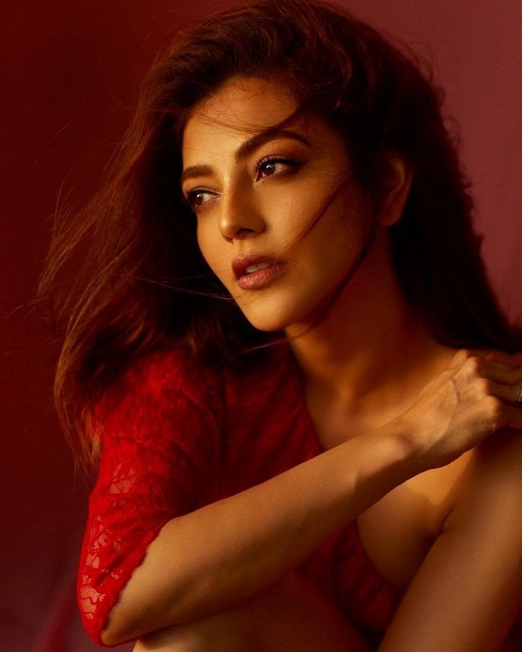 Kajal Agarwal once again raises the heat with new and Sensational photoshoot pk.. కాజల్ అగర్వాల్.. ఈ పేరుకు ప్రత్యేకంగా పరిచయం అవసరం లేదు. కెరీర్ మొదలై 12 ఏళ్లైనా కూడా ఇప్పటికీ అదే జోరు చూపిస్తుంది ఈ అందాల చందమామ. ఇప్పటికీ వరస సినిమాలతో రప్ఫాడిస్తూనే ఉంది. ముఖ్యంగా అమ్మడు ఫుల్ గ్లామర్ పోజులతో వానవిల్లులా అలా ఉన్న చందమామను చూసి కుర్రాళ్ల మతులు చెడిపోతున్నాయి. సింపుల్గా చూపులతోనే చంపేస్తుంది ఈ ముద్దుగుమ్మ. చిన్న హీరోలతో పాటు పెద్ద సినిమాలతోనూ బిజీగా ఉంది కాజల్ అగర్వాల్. kajal aggarwal,kajal aggarwal twitter,kajal aggarwal instagram,kajal aggarwal sita movie,kajal aggarwal sita movie promotions,kajal aggarwal hot,kajal aggarwal hot photos,kajal aggarwal killing looks,kajal aggarwal new photoshoot,kajal aggarwal hot saree,kajal aggarwal twitter,kajal aggarwal sexy photos,kajal aggarwal marriage,kajal aggarwal pelli,kajal marriage,kajal aggarwal opens about marriage,never marry an industry person says kajal,kajal husband,kajal agarwal prabhas love story,kajal love,kajal bellamkonda srinivas,telugu cinema,కాజల్ అగర్వాల్,కాజల్ అగర్వాల్ హాట్ ఫోటోస్,చీరలో కాజల్ అగర్వాల్,కాజల్ అగర్వాల్ హాట్ శారీ ఫోటోస్,కాజల్ పెళ్లి,పెళ్లిపై కాజల్ ఆసక్తికరమైన వ్యాఖ్యలు,కాజల్ ప్రభాస్ లవ్ స్టోరీ,కాజల్ తెలుగు సినిమా