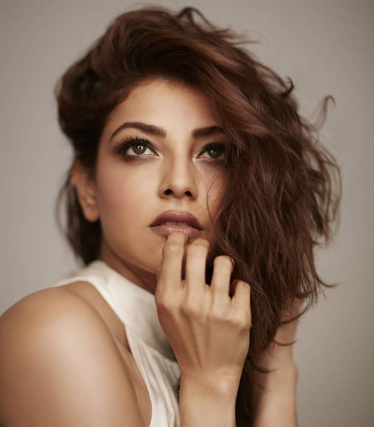 Sensational South Indian Actress Kajal Agarwal Hot and cute photos with killing looks pk.. కాజల్ అగర్వాల్.. ఈ పేరుకు ప్రత్యేకంగా పరిచయం అవసరం లేదు. కెరీర్ మొదలై 12 ఏళ్లైనా కూడా ఇప్పటికీ అదే జోరు చూపిస్తుంది ఈ అందాల చందమామ. ఇప్పటికీ వరస సినిమాలతో రప్ఫాడిస్తూనే ఉంది. ముఖ్యంగా అమ్మడు ఫుల్ గ్లామర్ పోజులతో వానవిల్లులా అలా ఉన్న చందమామను చూసి కుర్రాళ్ల మతులు చెడిపోతున్నాయి. సింపుల్గా చూపులతోనే చంపేస్తుంది ఈ ముద్దుగుమ్మ. చిన్న హీరోలతో పాటు పెద్ద సినిమాలతోనూ బిజీగా ఉంది కాజల్ అగర్వాల్. kajal aggarwal,kajal aggarwal twitter,kajal aggarwal instagram,kajal aggarwal sita movie,kajal aggarwal sita movie promotions,kajal aggarwal hot,kajal aggarwal hot photos,kajal aggarwal killing looks,kajal aggarwal new photoshoot,kajal aggarwal hot saree,kajal aggarwal twitter,kajal aggarwal sexy photos,kajal aggarwal marriage,kajal aggarwal pelli,kajal marriage,kajal aggarwal opens about marriage,never marry an industry person says kajal,kajal husband,kajal agarwal prabhas love story,kajal love,kajal bellamkonda srinivas,telugu cinema,కాజల్ అగర్వాల్,కాజల్ అగర్వాల్ హాట్ ఫోటోస్,చీరలో కాజల్ అగర్వాల్,కాజల్ అగర్వాల్ హాట్ శారీ ఫోటోస్,కాజల్ పెళ్లి,పెళ్లిపై కాజల్ ఆసక్తికరమైన వ్యాఖ్యలు,కాజల్ ప్రభాస్ లవ్ స్టోరీ,కాజల్ తెలుగు సినిమా