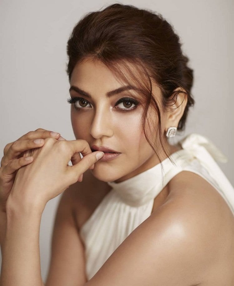 Sensational South Indian Actress Kajal Agarwal Hot and cute photos with killing looks pk.. కాజల్ అగర్వాల్.. ఈ పేరుకు ప్రత్యేకంగా పరిచయం అవసరం లేదు. కెరీర్ మొదలై 12 ఏళ్లైనా కూడా ఇప్పటికీ అదే జోరు చూపిస్తుంది ఈ అందాల చందమామ. ఇప్పటికీ వరస సినిమాలతో రప్ఫాడిస్తూనే ఉంది. ముఖ్యంగా అమ్మడు ఫుల్ గ్లామర్ పోజులతో వానవిల్లులా అలా ఉన్న చందమామను చూసి కుర్రాళ్ల మతులు చెడిపోతున్నాయి. సింపుల్గా చూపులతోనే చంపేస్తుంది ఈ ముద్దుగుమ్మ. చిన్న హీరోలతో పాటు పెద్ద సినిమాలతోనూ బిజీగా ఉంది కాజల్ అగర్వాల్. kajal aggarwal,kajal aggarwal twitter,kajal aggarwal instagram,kajal aggarwal sita movie,kajal aggarwal sita movie promotions,kajal aggarwal hot,kajal aggarwal hot photos,kajal aggarwal killing looks,kajal aggarwal new photoshoot,kajal aggarwal hot saree,kajal aggarwal twitter,kajal aggarwal sexy photos,kajal aggarwal marriage,kajal aggarwal pelli,kajal marriage,kajal aggarwal opens about marriage,never marry an industry person says kajal,kajal husband,kajal agarwal prabhas love story,kajal love,kajal bellamkonda srinivas,telugu cinema,కాజల్ అగర్వాల్,కాజల్ అగర్వాల్ హాట్ ఫోటోస్,చీరలో కాజల్ అగర్వాల్,కాజల్ అగర్వాల్ హాట్ శారీ ఫోటోస్,కాజల్ పెళ్లి,పెళ్లిపై కాజల్ ఆసక్తికరమైన వ్యాఖ్యలు,కాజల్ ప్రభాస్ లవ్ స్టోరీ,కాజల్ తెలుగు సినిమా