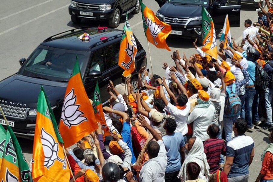  కాశీ విశ్వనాథ ఆలయానికి మోదీ కాన్వాయ్ వస్తున్న సమయంలో... తరలివచ్చిన బీజేపీ కార్యకర్తలు. (Image: PTI)