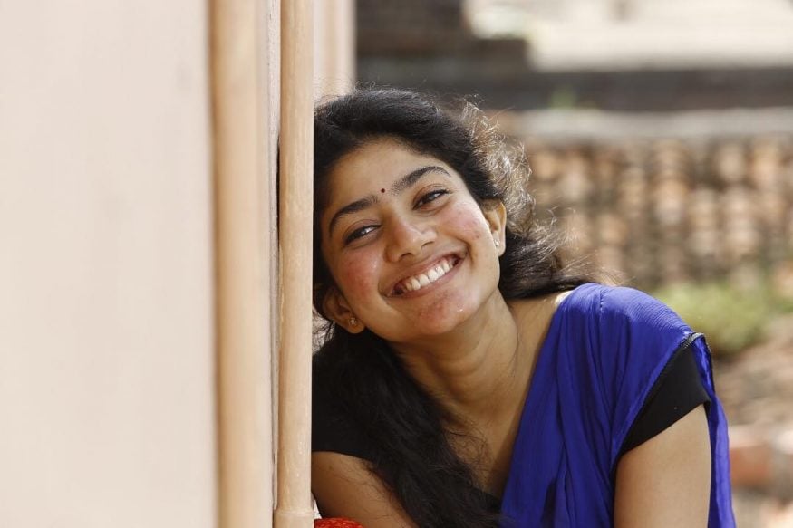 Sai Pallavi super hit Malayalam psychological thriller Athiran movie will release in telugu pk.. ‘ఫిదా’ ఒక్కటి చాలు తెలుగు ప్రేక్షకులపై.. ఇక్కడ ఇండస్ట్రీపై సాయిపల్లవి వేసిన ముద్ర ఏంటో చెప్పడానికి. ఆ సినిమా తర్వాత ఈమెకు ఇక్కడ అభిమాన సంఘాలు వచ్చేసాయి. అంతగా పాపులర్ అయిపోయింది పల్లవి. sai pallavi,sai pallavi twitter,sai pallavi instagram,sai pallavi hot,sai pallavi hot photos,sai pallavi rana,sai pallavi virata parvam movie,sai pallavi venu udugula,sai pallavi athiran teaser,sai pallavi new movie,athiran,athiran movie trailer,athiran movie teaser,athiran malayalam movie review,athiran movie,athiran movie review,sai pallavi new teaser,athiran movie video songs,sai pallavi movies,athiran trailer,athiran full movie,athiran malayalam movie,athiran review,latest movie,new malayalam movie,athiran trailer reaction,athiran teaser,telugu cinema,సాయిపల్లవి,సాయిపల్లవి విరాటపర్వం,సాయిపల్లవి అథిరన్,సాయిపల్లవి రానా,తెలుగు సినిమా
