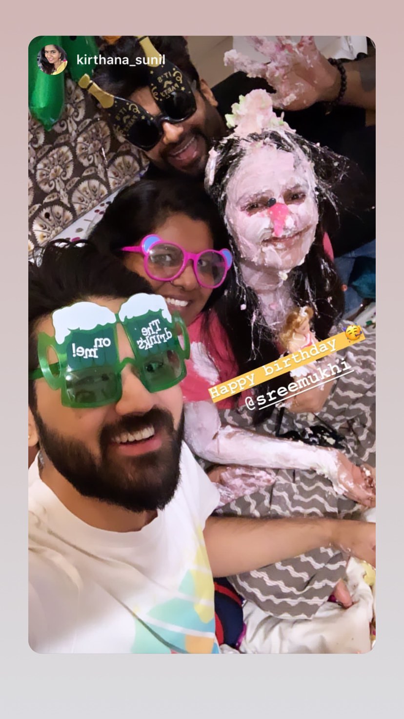 పుట్టిన రోజు సందర్బంగా కేక్ కట్ చేసిన శ్రీముఖి .Photo: Instagram