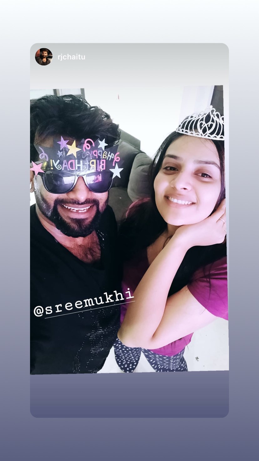 పుట్టిన రోజు సందర్బంగా కేక్ కట్ చేసిన శ్రీముఖి .Photo: Instagram
