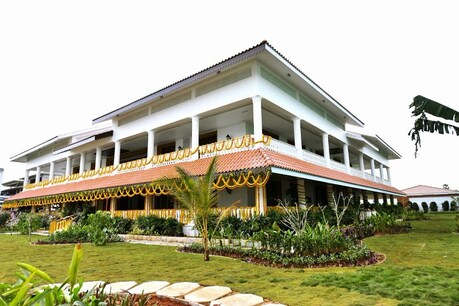 సీఎం జగన్ నివాసం చుట్టూ కరోనా కేసులు...