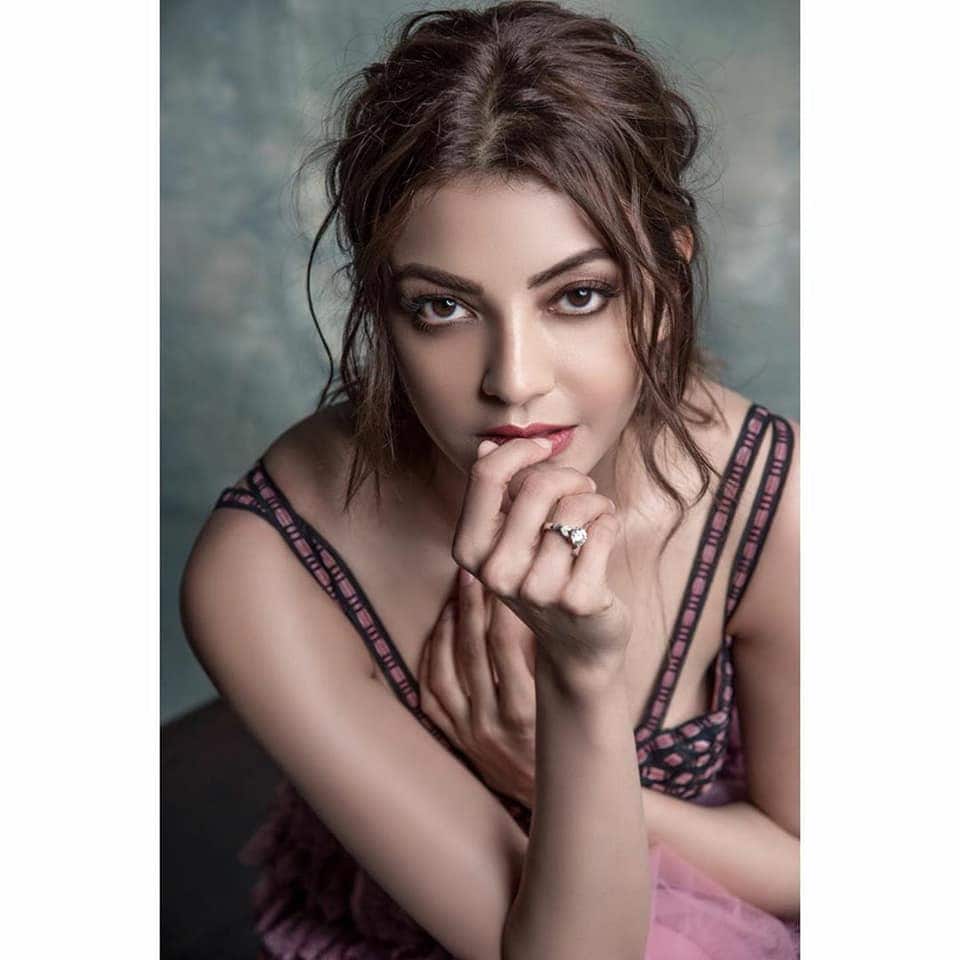 Kajal Agarwal hot cleavage show.. Chandamama sensational hot photoshoot pk.. కాజల్ అగర్వాల్.. ఈ పేరుకు ప్రత్యేకంగా పరిచయం అవసరం లేదు. కెరీర్ మొదలై 12 ఏళ్లైనా కూడా ఇప్పటికీ అదే జోరు చూపిస్తుంది ఈ అందాల చందమామ. ఇప్పటికీ వరస సినిమాలతో రప్ఫాడిస్తూనే ఉంది. ముఖ్యంగా అమ్మడు ఫుల్ గ్లామర్ పోజులతో వానవిల్లులా అలా ఉన్న చందమామను చూసి కుర్రాళ్ల మతులు చెడిపోతున్నాయి. సింపుల్గా చూపులతోనే చంపేస్తుంది ఈ ముద్దుగుమ్మ. చిన్న హీరోలతో పాటు పెద్ద సినిమాలతోనూ బిజీగా ఉంది కాజల్ అగర్వాల్. kajal aggarwal,kajal aggarwal twitter,kajal aggarwal instagram,kajal aggarwal sita movie,kajal aggarwal sita movie promotions,kajal aggarwal hot,kajal aggarwal hot photos,kajal aggarwal killing looks,kajal aggarwal new photoshoot,kajal aggarwal hot saree,kajal aggarwal twitter,kajal aggarwal sexy photos,kajal aggarwal marriage,kajal aggarwal pelli,kajal marriage,kajal aggarwal opens about marriage,never marry an industry person says kajal,kajal husband,kajal agarwal prabhas love story,kajal love,kajal bellamkonda srinivas,telugu cinema,కాజల్ అగర్వాల్,కాజల్ అగర్వాల్ హాట్ ఫోటోస్,చీరలో కాజల్ అగర్వాల్,కాజల్ అగర్వాల్ హాట్ శారీ ఫోటోస్,కాజల్ పెళ్లి,పెళ్లిపై కాజల్ ఆసక్తికరమైన వ్యాఖ్యలు,కాజల్ ప్రభాస్ లవ్ స్టోరీ,కాజల్ తెలుగు సినిమా