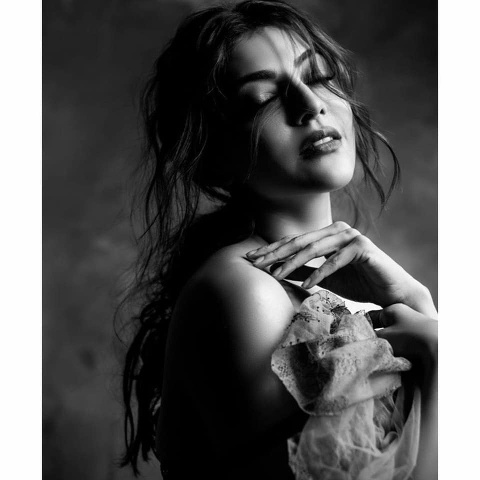 Kajal Agarwal hot cleavage show.. Chandamama sensational hot photoshoot pk.. కాజల్ అగర్వాల్.. ఈ పేరుకు ప్రత్యేకంగా పరిచయం అవసరం లేదు. కెరీర్ మొదలై 12 ఏళ్లైనా కూడా ఇప్పటికీ అదే జోరు చూపిస్తుంది ఈ అందాల చందమామ. ఇప్పటికీ వరస సినిమాలతో రప్ఫాడిస్తూనే ఉంది. ముఖ్యంగా అమ్మడు ఫుల్ గ్లామర్ పోజులతో వానవిల్లులా అలా ఉన్న చందమామను చూసి కుర్రాళ్ల మతులు చెడిపోతున్నాయి. సింపుల్గా చూపులతోనే చంపేస్తుంది ఈ ముద్దుగుమ్మ. చిన్న హీరోలతో పాటు పెద్ద సినిమాలతోనూ బిజీగా ఉంది కాజల్ అగర్వాల్. kajal aggarwal,kajal aggarwal twitter,kajal aggarwal instagram,kajal aggarwal sita movie,kajal aggarwal sita movie promotions,kajal aggarwal hot,kajal aggarwal hot photos,kajal aggarwal killing looks,kajal aggarwal new photoshoot,kajal aggarwal hot saree,kajal aggarwal twitter,kajal aggarwal sexy photos,kajal aggarwal marriage,kajal aggarwal pelli,kajal marriage,kajal aggarwal opens about marriage,never marry an industry person says kajal,kajal husband,kajal agarwal prabhas love story,kajal love,kajal bellamkonda srinivas,telugu cinema,కాజల్ అగర్వాల్,కాజల్ అగర్వాల్ హాట్ ఫోటోస్,చీరలో కాజల్ అగర్వాల్,కాజల్ అగర్వాల్ హాట్ శారీ ఫోటోస్,కాజల్ పెళ్లి,పెళ్లిపై కాజల్ ఆసక్తికరమైన వ్యాఖ్యలు,కాజల్ ప్రభాస్ లవ్ స్టోరీ,కాజల్ తెలుగు సినిమా
