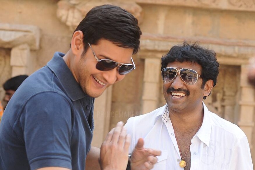 Srinu Vaitla Interesting Comments on Mahesh Babu latest movie Maharshi in his twitter pk.. మహర్షి సినిమా గురించే ఇప్పుడు ఇండస్ట్రీలో వార్తలు వినిపిస్తున్నాయి. ఈ చిత్రం ఎలాంటి కొత్త రికార్డులకు తెరతీస్తుందో అని అంతా ఆసక్తిగా చూస్తున్నారు. టాక్ యావరేజ్ అయినా కూడా కలెక్షన్లు మాత్రం బాగానే వస్తున్నాయి. srinu vaitla,srinu vaitla twitter,srinu vaitla mahesh babu,srinu vaitla maharshi movie,srinu vaitla comments on maharshi movie,maharshi movie collections,maharshi movie 1st day collection,dookudu director srinu vaitla comments on maharshi,telugu cinema,శ్రీనువైట్ల,మహర్షి సినిమాపై శ్రీనువైట్ల వ్యాఖ్యలు,మహేశ్ బాబు మహర్షి,తెలుగు సినిమా,మహర్షి కలెక్షన్స్