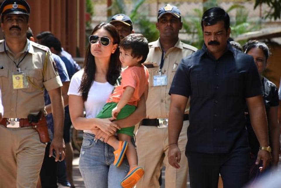mumbai-actress-kareena-kapoor-taimur-arrives-polling_c6e762de-73e3-11e9-8633-eb97ff886575