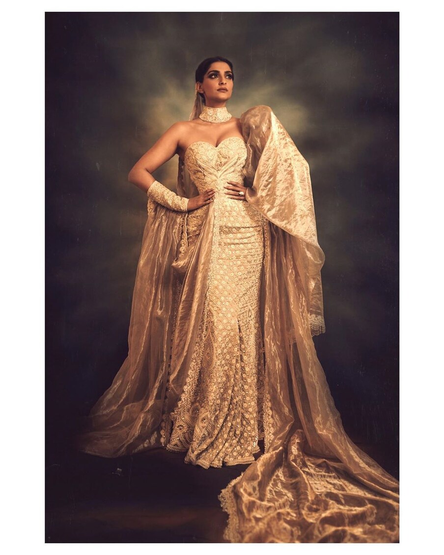  హాట్ లుక్స్‌తో అదరగొట్టిన సోనమ్ కపూర్ Photo: Instagram.com/sonamkapoor