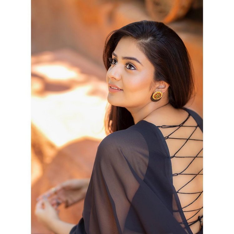 యాంకర్ శ్రీముఖి హాట్ ఫోటోషూట్