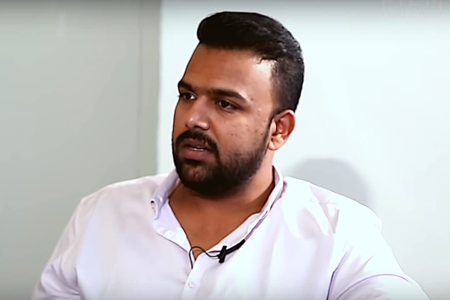 Director, Actor Tarun Bhaskar sensational comments on Star tags and Tollywood stories pk.. పెళ్లిచూపులు సినిమాతో ఇండస్ట్రీ దృష్టిని ఆకర్షించిన దర్శకుడు తరుణ్ భాస్కర్. ఆ సినిమాతో నేషనల్ అవార్డ్ కూడా అందుకున్నాడు ఈయన. ఆ తర్వాత ఈ నగరానికి ఏమైంది సినిమాతో ప్రేక్షకుల ముందుకొచ్చినా కూడా అది నిరాశ పరిచింది. tarun bhaskar,tarun bhaskar twitter,tarun bhaskar mallesham movie,tarun bhaskar mallesham movie trailer launch,priyadarshi mallesham movie,tarun bhaskar fires on tollywood,tarun bhaskar fires on star tags,mallesham movie trailer,tarun bhaskar speech,director tarun bhaskar,tharun bhascker,tarun bhaskar movies,punches on tarun bhaskar,tarun bhaskar short films,tharun bhascker movies,tharun bhascker short films,tharun bhaskar,tarun bhaskar as hero,tarun bhaskar next movie,tarun bhaskar emotional,tarun,tarun bhaskar in mahanati,tarun baskar speech,director tharun bhaskar,young director tarun bhaskar,telugu cinema,తరుణ్ భాస్కర్,తరుణ్ భాస్కర్ కామెంట్స్,తరుణ్ భాస్కర్ తెలుగు ఇండస్ట్రీ,తరుణ్ భాస్కర్ మల్లేశం సినిమా ట్రైలర్ లాంచ్,తెలుగు సినిమా