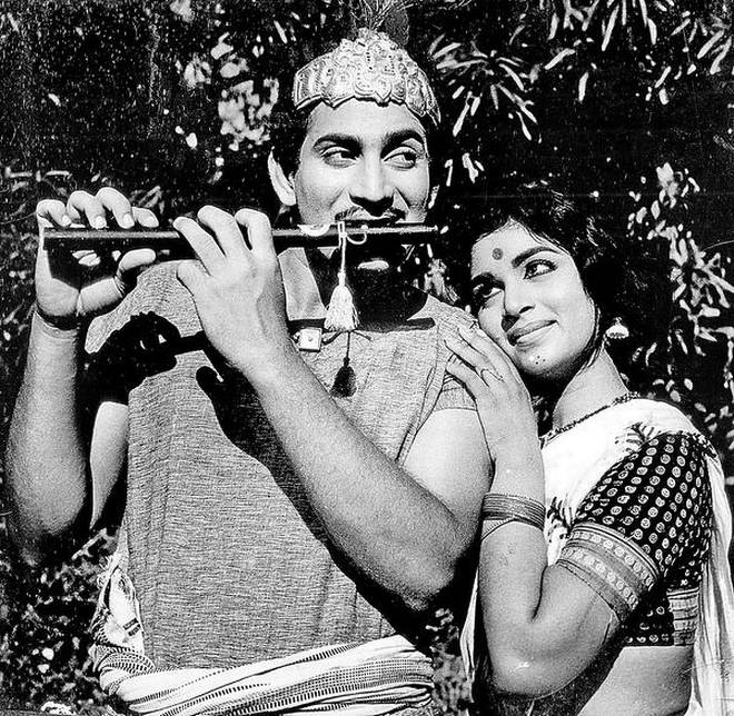#RIPVijayaNirmalaGaru.. Super Star Krishna didn't knew his wife death news until next day morning pk.. ప్రముఖ నటి, దర్శకురాలు, గిన్నీస్ బుక్ ఆఫ్ వరల్డ్ రికార్డ్స్లో చోటు సంపాదించుకున్న విజయనిర్మల మృతి ఇప్పుడు తెలుగు ఇండస్ట్రీలోనే కాదు.. ఇండియన్ సినిమాలోనే విషాదం నింపింది. ఆమె మరణాన్ని తట్టుకోలేకపోతున్నారు అభిమానులు. vijaya nirmala,vijaya nirmala funeral,vijaya nirmala krishna,vijaya nirmala death news to krishna,vijaya nirmala movies,vijaya nirmala passes away,vijaya nirmala passed away,vijaya nirmala movies,senior actress vijaya nirmala,senior actress vijaya nirmala passes away,vijaya nirmala son,vijaya nirmala last video,vijaya nirmala krishna,vijaya nirmala directed movies,actress vijaya nirmala,senior actress vijaya nirmala passed away in hyderabad,vijaya nirmala mahesh babu,vijaya nirmala first husband,telugu cinema,విజయనిర్మల,విజయనిర్మల కృష్ణ,విజయనిర్మల అంత్యక్రియలు,తెలుగు సినిమా