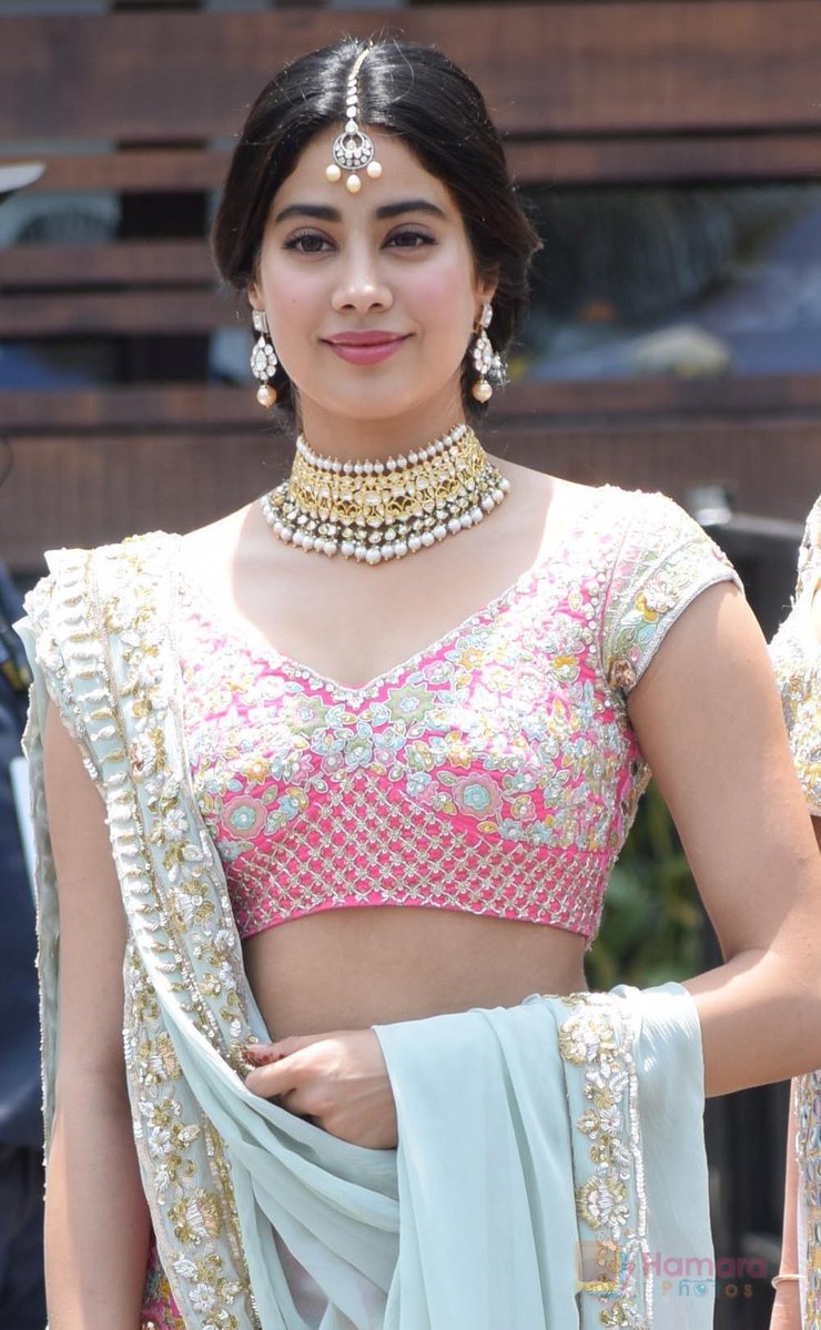 జాన్వీ కపూర్ హాట్ ఫోటోస్ Photo: Twitter