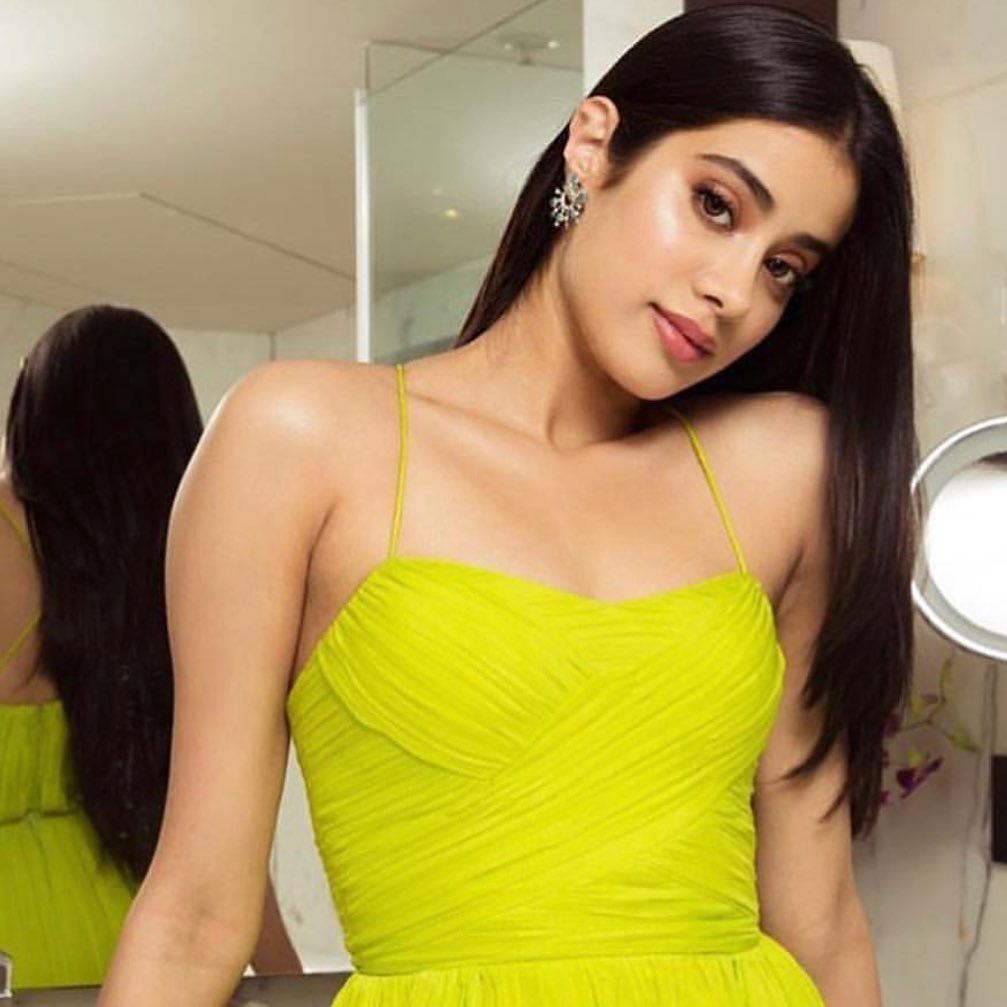 జాన్వీ కపూర్ హాట్ ఫోటోస్ Photo: Twitter