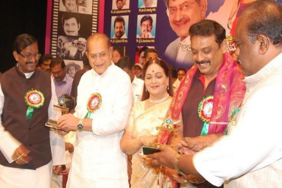  ఎక్కువగా కామెడీ సినిమాలే చేసినా అపుడపుడు యాక్షన్ సినిమాలతో ప్రేక్షకులను అలరించారు నరేష్ అంతేకాదు ప్రేక్షకుల హృదయాల్లో విలక్షణ హస్య నటుడుగా నిలిచిపోయారు ఈ నవ్వుల రారాజు.  కేవలం సినిమాలకే పరిమితం కాకుండా భారతీయ జనతా పార్టీలో క్రీయా శీలకంగా వ్యవహరించారు. 1999లో హిందూపురం నుంచి లోక్‌సభకు పోటీ చేసారు. ఏపీ బీజేపీ స్టేట్ వింగ్ ప్రెసిడెంట్‌గా పనిచేశారు. స్టేట్ సెక్రటరీగా, జనరల్ సెక్రటరీగా పనిచేశారు. (File/Photo)