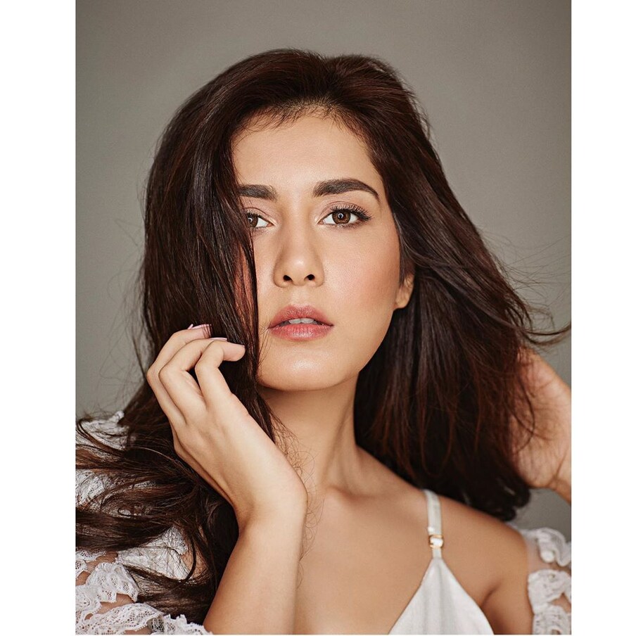  రెడ్ టాప్‌లో అదరగొడుతోన్న రాశీ ఖన్నా..హాట్ ఫోటో షూట్ Photo: Instagram.com/raashikhannaoffl