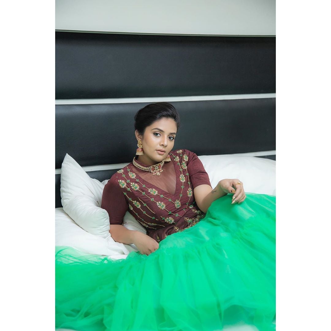 యాంకర్ శ్రీముఖి హాట్ ఫోటోషూట్ Photo: Instagram.com/sreemukhi