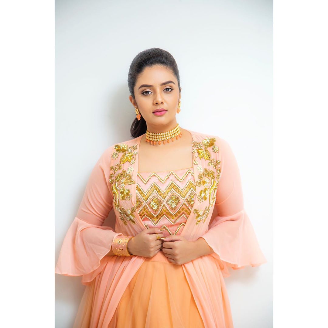 యాంకర్ శ్రీముఖి హాట్ ఫోటోషూట్ Photo: Instagram.com/sreemukhi