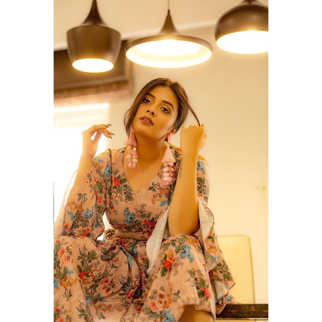 యాంకర్ శ్రీముఖి హాట్ ఫోటోషూట్ Photo: Instagram.com/sreemukhi