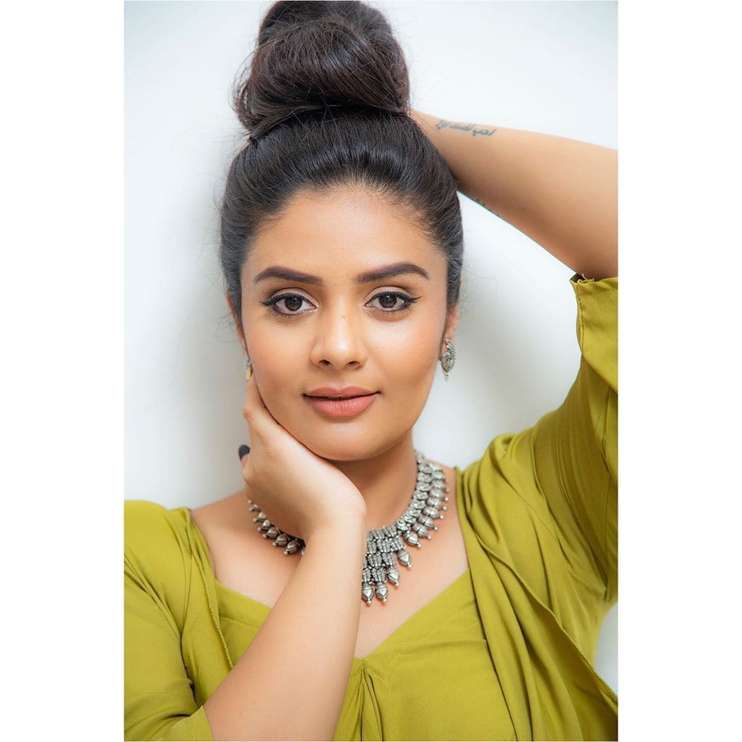 యాంకర్ శ్రీముఖి హాట్ ఫోటోషూట్ Photo: Instagram.com/sreemukhi