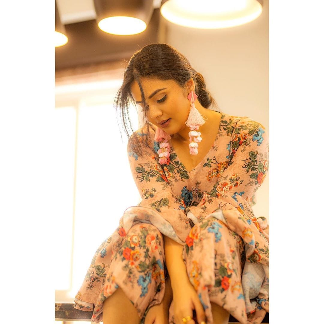 యాంకర్ శ్రీముఖి హాట్ ఫోటోషూట్ Photo: Instagram.com/sreemukhi