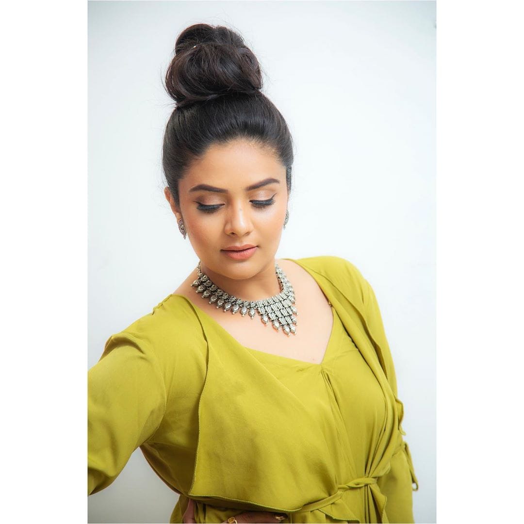 యాంకర్ శ్రీముఖి హాట్ ఫోటోషూట్ Photo: Instagram.com/sreemukhi
