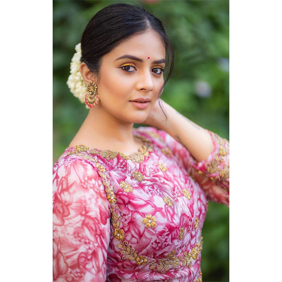 యాంకర్ శ్రీముఖి హాట్ ఫోటోషూట్ Photo: Instagram.com/sreemukhi