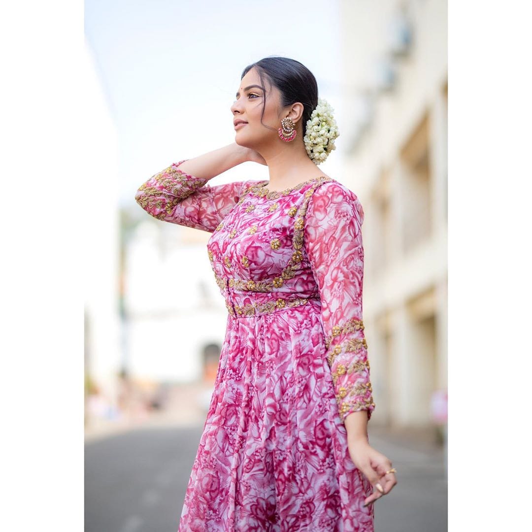 యాంకర్ శ్రీముఖి హాట్ ఫోటోషూట్ Photo: Instagram.com/sreemukhi