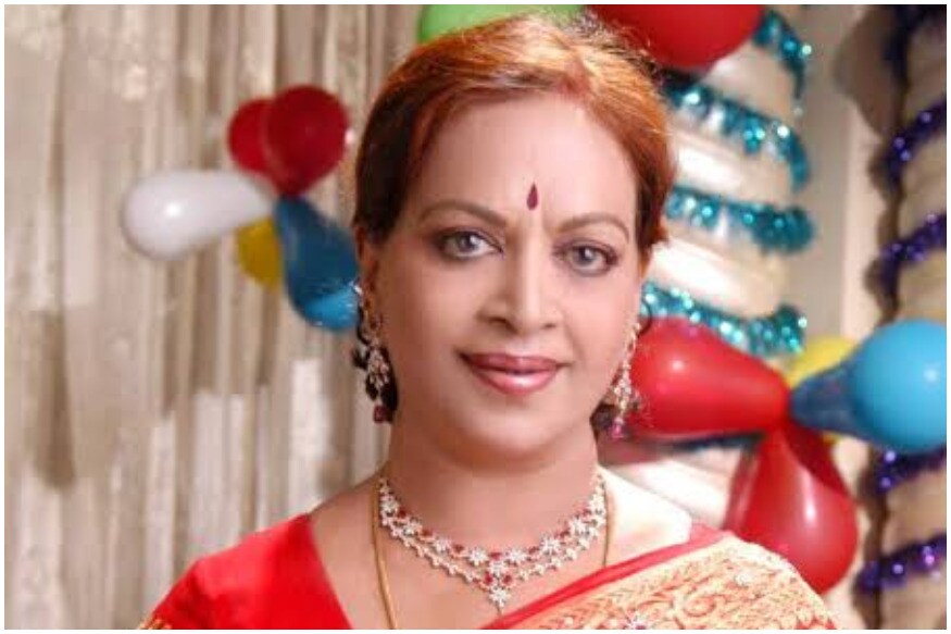 #RIPVijayaNirmalaGaru.. Super Star Krishna didn't knew his wife death news until next day morning pk.. ప్రముఖ నటి, దర్శకురాలు, గిన్నీస్ బుక్ ఆఫ్ వరల్డ్ రికార్డ్స్లో చోటు సంపాదించుకున్న విజయనిర్మల మృతి ఇప్పుడు తెలుగు ఇండస్ట్రీలోనే కాదు.. ఇండియన్ సినిమాలోనే విషాదం నింపింది. ఆమె మరణాన్ని తట్టుకోలేకపోతున్నారు అభిమానులు. vijaya nirmala,vijaya nirmala funeral,vijaya nirmala krishna,vijaya nirmala death news to krishna,vijaya nirmala movies,vijaya nirmala passes away,vijaya nirmala passed away,vijaya nirmala movies,senior actress vijaya nirmala,senior actress vijaya nirmala passes away,vijaya nirmala son,vijaya nirmala last video,vijaya nirmala krishna,vijaya nirmala directed movies,actress vijaya nirmala,senior actress vijaya nirmala passed away in hyderabad,vijaya nirmala mahesh babu,vijaya nirmala first husband,telugu cinema,విజయనిర్మల,విజయనిర్మల కృష్ణ,విజయనిర్మల అంత్యక్రియలు,తెలుగు సినిమా