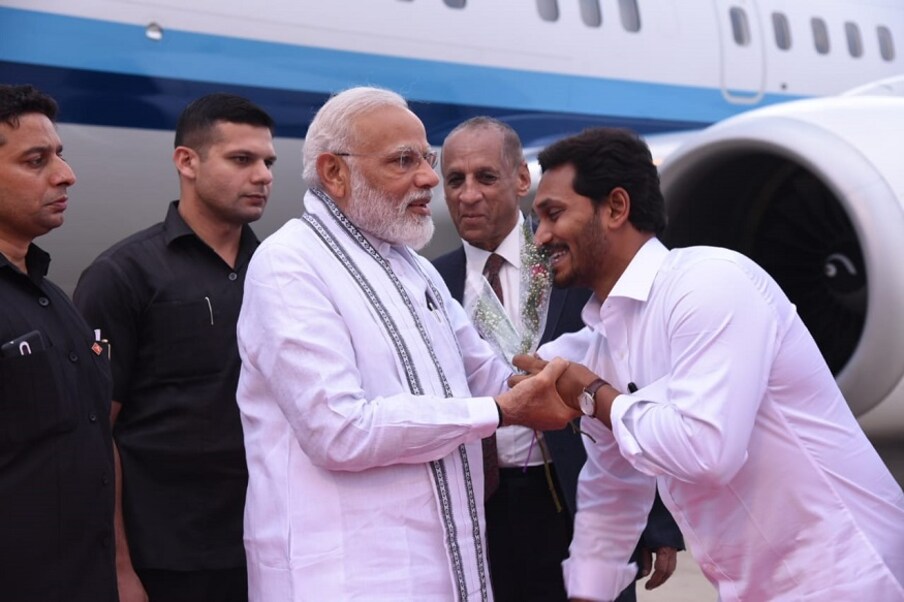 YS-Jagan-touches-PM-Modi-feet-1.jpeg?im=