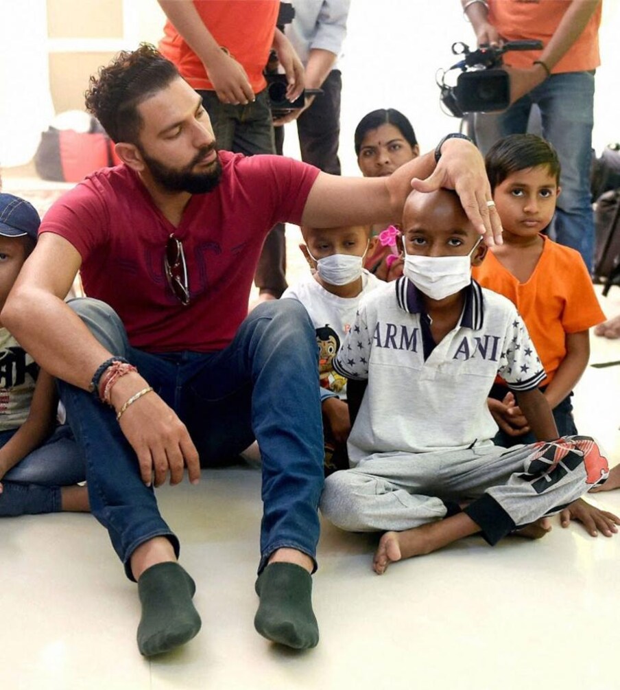  ముంబైలోని సెయింట్ జూడ్ ఇండియా చైల్డ్ కేర్ సెంటర్‌లోని కేన్సర్ బాధితులతో యువీ (Image: PTI)