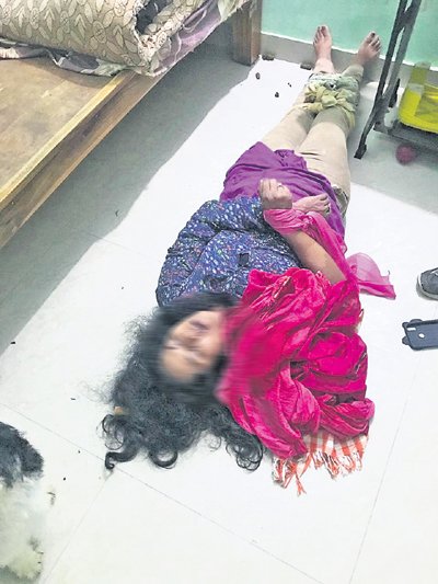Kannada actor Sabrish Shetty planned to mureder his wife and police destroyed plan caught him pk.. సినిమాల్లో నటించి నటించి బయట కూడా అలాగే నటించడానికి కొందరు నటులు అలవాటు పడిపోతున్నారు. ఇప్పుడు కన్నడ ఇండస్ట్రీలో కూడా ఇలాంటి ఘటనే జరిగింది. అక్కడ సినిమాల్లో చిన్నచిన్న కారెక్టర్స్ వేసే ఓ నటుడు తన భార్యను చంపడానికి స్కెచ్ వేసాడు. sabrish shetty,sabrish shetty movies,kannada actor sabrish shetty,murder,wife murder,crime story,murder wife plan,sabrish shetty wife,sabrish shetty second wife,sabrish shetty wife murder,sabrish shetty murder plan,sabrish shetty police wife murder,sabrish shetty kannada movies,sabrish shetty wife padma shri,kannada cinema,శబరీష్ శెట్టి,శబరీష్ శెట్టి కన్నడ సినిమాలు,శబరీష్ శెట్టి భార్య హత్య,శబరీష్ శెట్టి భార్య పద్మశ్రీ,శబరీష్ శెట్టి రెండో భార్య పద్మశ్రీ,కన్నడ సినిమా