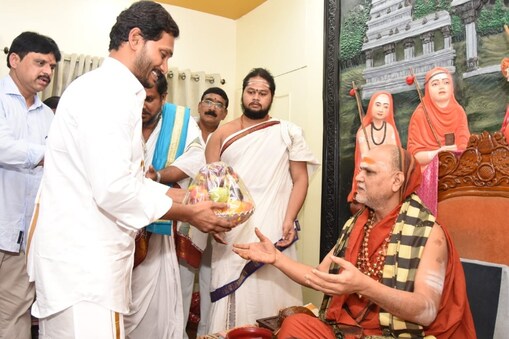 స్వరూపానంద స్వామి, వైఎస్ జగన్ (File)