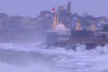 Cyclone Vayu : దిశ మార్చుకున్న తుఫాను... గుజరాత్కి తప్పిన పెను ముప్పు... Cyclone Vayu : దిశ మార్చుకున్న తుఫాను... గుజరాత్కి తప్పిన పెను ముప్పు...