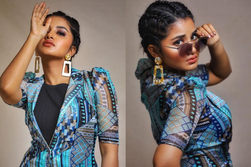 Anupama Parameawaran hot and cute hip movements in saree pics goes crazy pk ఇండస్ట్రీలో కొందరు హీరోయిన్లు ఉంటారు. వాళ్లకు అస్సలు అందాలు ఆరబోయడం ఇష్టం ఉండదు. కేవలం నటనతోనే వాళ్లు టాప్ ప్లేస్ చేరుకుంటారు. అందులో అనుపమ పరమేశ్వరన్ కూడా ఉంటుంది. Anupama Parameswaran,Anupama Parameswaran twitter,Anupama Parameswaran instagram,Anupama Parameswaran hip,Anupama Parameswaran saree,Anupama Parameswaran navel show,Anupama Parameswaran navel show in saree,Anupama Parameswaran twitter,Anupama Parameswaran instagram,Anupama Parameswaran photos,Anupama Parameswaran hot photos,Anupama Parameswaran navel,Anupama Parameswaran love t shirt,Anupama Parameswaran love,Anupama Parameswaran movies,telugu cinema,అనుపమ పరమేశ్వరన్,అనుపమ పరమేశ్వరన్ నడుము సోయగాలు,అనుపమ పరమేశ్వరన్ హాట్ ఫోటోస్,అనుపమ పరమేశ్వరన్ ట్విట్టర్,అనుపమ పరమేశ్వరన్ తెలుగు సినిమా