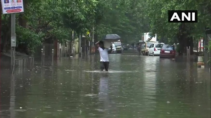 మహారాష్ట్ర ప్రభుత్వం, NDRF సిబ్బంది, అనేక స్వచ్ఛంద సంస్థల సభ్యులు అప్రమత్తం అయ్యారు. సహాయ చర్యలు కొనసాగుతున్నాయి. (Image : Twitter / ANI) మహారాష్ట్ర ప్రభుత్వం, NDRF సిబ్బంది, అనేక స్వచ్ఛంద సంస్థల సభ్యులు అప్రమత్తం అయ్యారు. సహాయ చర్యలు కొనసాగుతున్నాయి. (Image : Twitter / ANI)