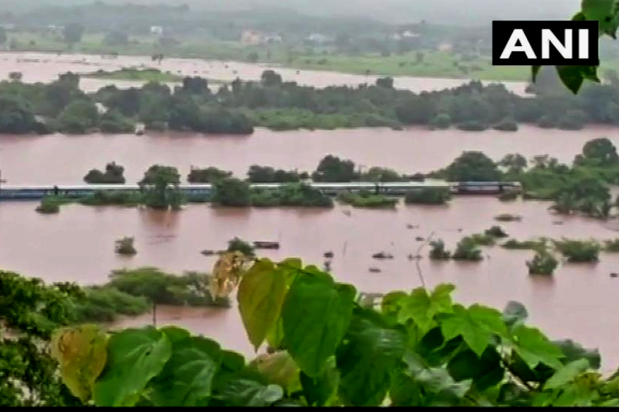 ముంబై ప్రజలు అప్రమత్తంగా ఉండాలని, పరిస్థితులకు సిద్ధంగా ఉండాలని ముంబై కార్పొరేషన్ ప్రజలను కోరింది. (Image : Twitter - ANI) ముంబై ప్రజలు అప్రమత్తంగా ఉండాలని, పరిస్థితులకు సిద్ధంగా ఉండాలని ముంబై కార్పొరేషన్ ప్రజలను కోరింది. (Image : Twitter - ANI)