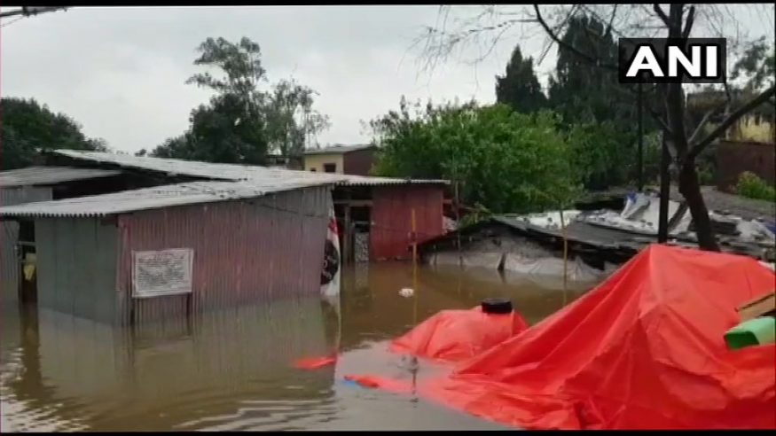 చాలా చోట్ల రైల్వే ట్రాకులపై వరద నీరు ప్రవహిస్తోంది. ఉల్హాస్ నది కట్టలు తెంచుకొని ఉద్ధృతంగా ప్రవహిస్తోంది. (Image : Twitter / ANI) చాలా చోట్ల రైల్వే ట్రాకులపై వరద నీరు ప్రవహిస్తోంది. ఉల్హాస్ నది కట్టలు తెంచుకొని ఉద్ధృతంగా ప్రవహిస్తోంది. (Image : Twitter / ANI)