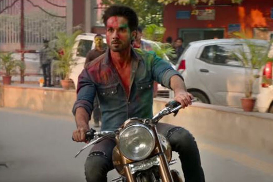 Bollywood Superstar Brutally Insulted by a award function event managers and fans fires on them pk అతను ఓ స్టార్ హీరో.. ఈ మధ్యే 300 కోట్ల హిట్ ఇచ్చిన స్టార్ హీరో.. అలాంటి హీరోను అవార్డ్ ఇస్తున్నాం అని పిలిచి మరి ఘోరంగా అవమానించారు. ఈ ఘటన ఇప్పుడు ఇండస్ట్రీలో వైరల్ అవుతుంది. shahid kapoor,shahid kapoor twitter,shahid kapoor insult,shahid kapoor kabir singh,shahid kapoor jersey remake,shahid kapoor award function,shahid kapoor mira rajput,shahid kapoor songs,shahid kapoor new movie,shahid kapoor's wife mira rajput insulted,shahid kapoor (film actor),shahid kapoor wife mira rajput,shahid kapoor news,shahid kapoor wife,shahid kapoor angry,shahid kapoor and mira rajput love story,shahid kapoor and mira rajput latest news,shahid kapoor's wife,shahid kapoor's wife mira rajput,iifa awards,షాహిద్ కపూర్,షాహిద్ కపూర్ అవమానం,కబీర్ సింగ్ హీరో షాహిద్ కపూర్ అవమానం,హిందీ సినిమా