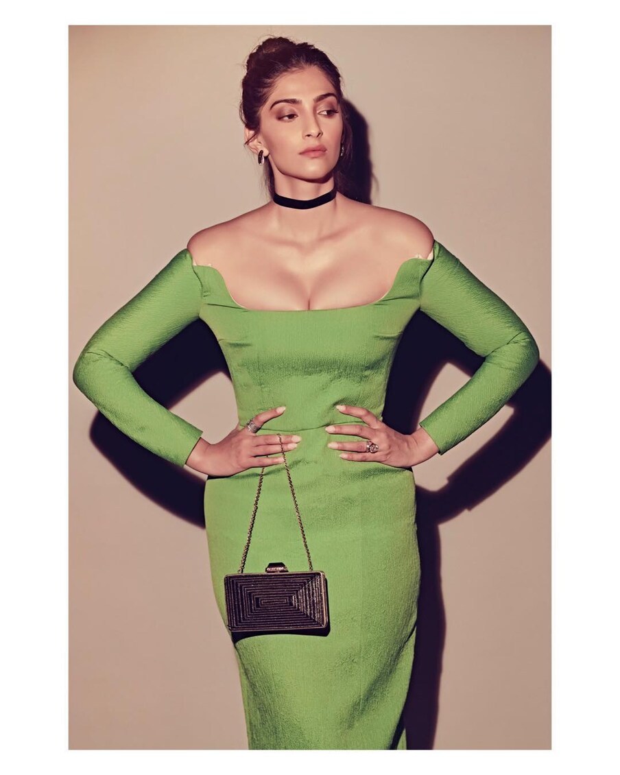  హాట్ లుక్స్‌తో అదరగొడుతోన్న సోనమ్ కపూర్ Photo: Instagram.com/sonamkapoor