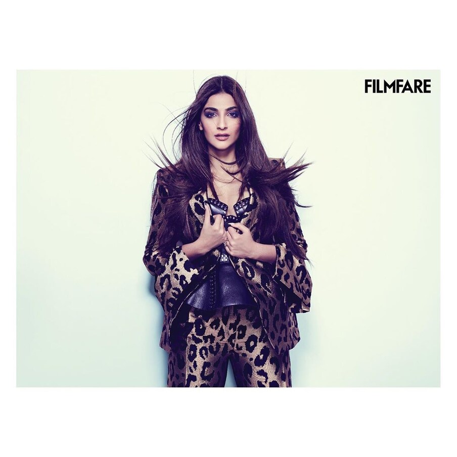  హాట్ లుక్స్‌తో అదరగొడుతోన్న సోనమ్ కపూర్ Photo: Instagram.com/sonamkapoor