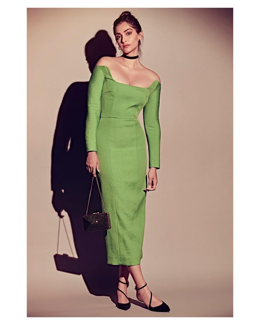  హాట్ లుక్స్‌తో అదరగొడుతోన్న సోనమ్ కపూర్ Photo: Instagram.com/sonamkapoor