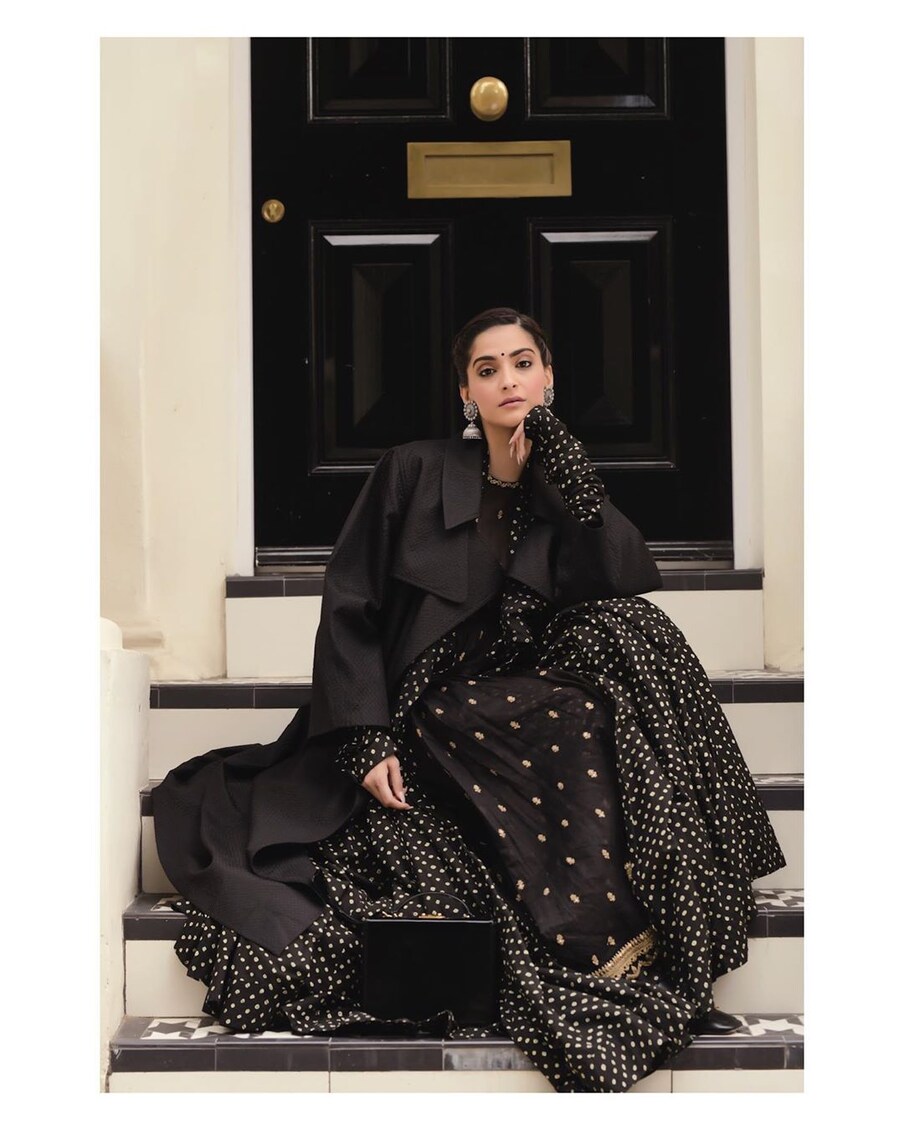  హాట్ లుక్స్‌తో అదరగొడుతోన్న సోనమ్ కపూర్ Photo: Instagram.com/sonamkapoor