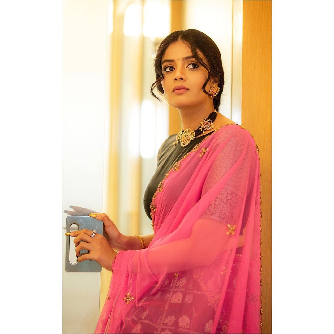 శ్రీముఖి ఫోటో షూట్ Photo: Instagram.com/sreemukhi