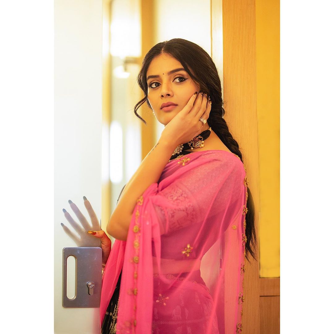 శ్రీముఖి ఫోటో షూట్ Photo: Instagram.com/sreemukhi