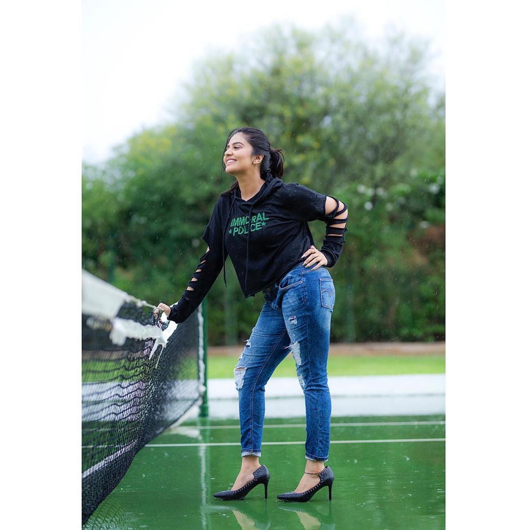 యాంకర్ శ్రీముఖి హాట్ ఫోటోషూట్ Photo: Instagram.com/sreemukhi